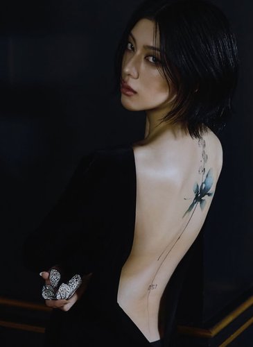 【悲報】三吉彩花さん(29)、背中に入れた花タトゥーが予想以上にクソデカすぎるｗｗｗｗｗｗｗｗｗｗ