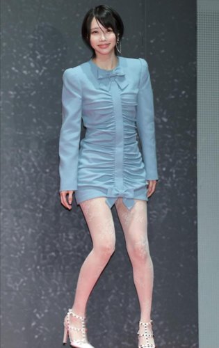 【画像】あのちゃんのミニスカ姿、ストッキングの柄がとんでもないことになってるｗｗｗｗｗｗｗｗｗｗ