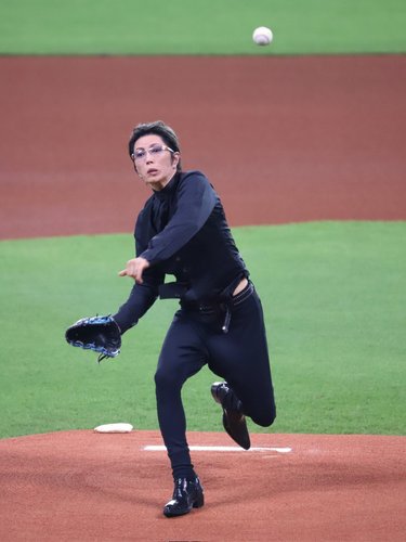 【画像】GACKTさんの始球式ｗｗｗｗｗｗｗｗｗｗ