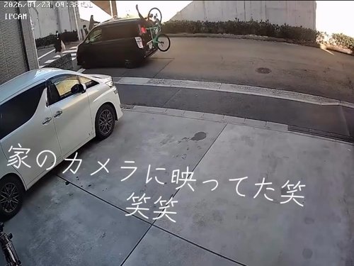 【悲報】ロードバイクさん、ガチで漫画みたいな勢いで車に突っ込んでしまうｗｗｗｗｗｗｗｗｗｗ
