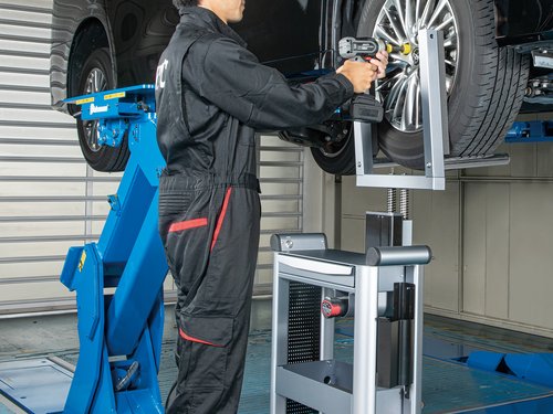 【驚愕】タイヤ交換1台500円の専門学校生さん「緊張感を持ってやっています」ｗｗｗｗｗｗｗｗｗｗ