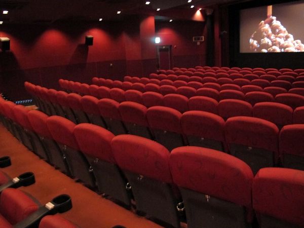 15年07月14日 ナニワのスクリーンで映画を観るということ 15年07月14日 ナニワのスクリーンで映画を観るということ