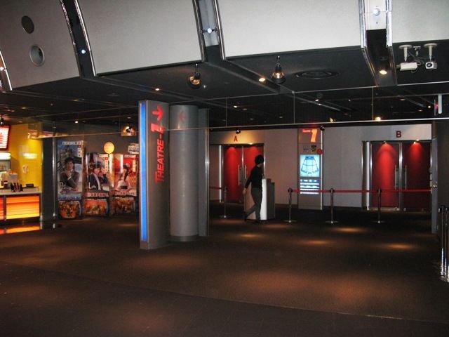 Tohoシネマズ梅田のロビーです ナニワのスクリーンで映画を観るということ