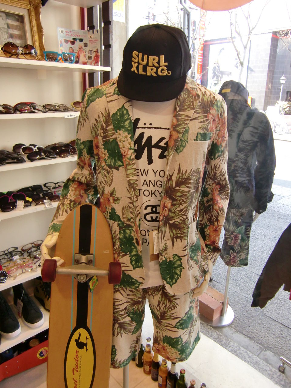 総柄セットアップとｓｕｒｅａｌ半袖ｔシャツ Zoo 豊橋発ストリートスタイル