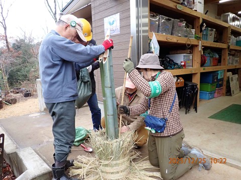 04.竹を入れ、周りに砂を入れて固定する