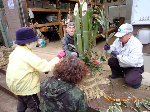 05.松、クマザサ、梅の枝、ナンテンで周りを装飾する