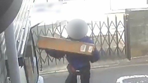佐川急便 荷物叩きつけ実名の犯人 (1)
