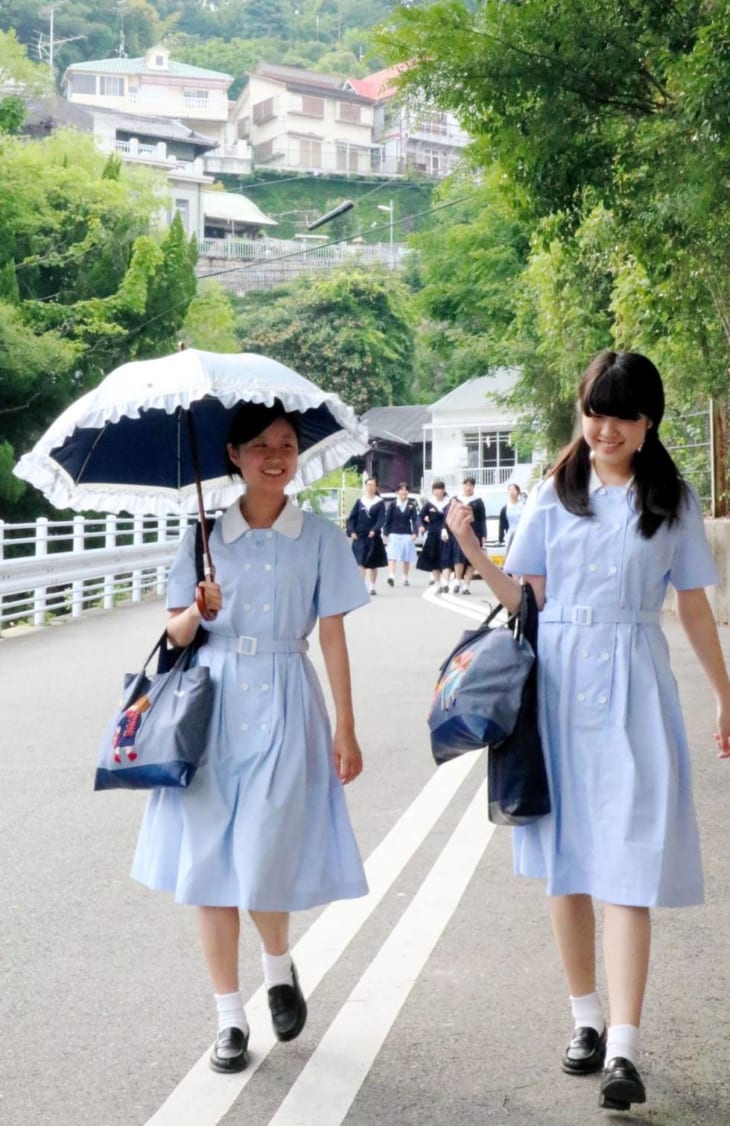 動画 Jkさん 制服姿のまま鉄棒をしピンクのパンティーが丸出しになってしまうw W W W W 世紀末速報