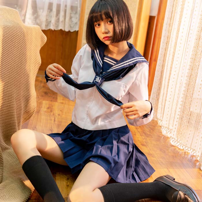 【画像】女子高生さん、もう寒いのにミニスカで脚出しすぎｗｗｗ