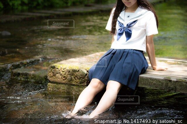 【画像】JKさん、川でエチエチ水遊びをしてしまうwww