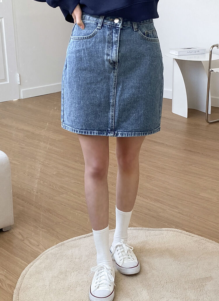 【画像】短いデニムのタイトスカート履いてる女子ってエチエチだよなｗｗｗ