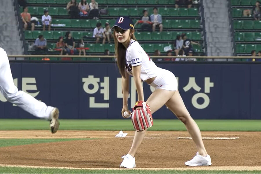 【画像】始球式をする女性wwww