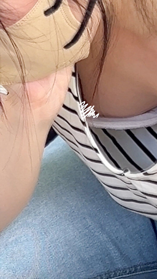 【悲報】役場の美人受付さん、うっかり胸チラｗｗｗｗ