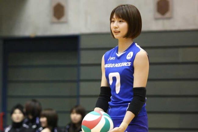 【画像】バレー部の現役学生、ドスケベな格好で写真を撮ってしまうｗｗｗ