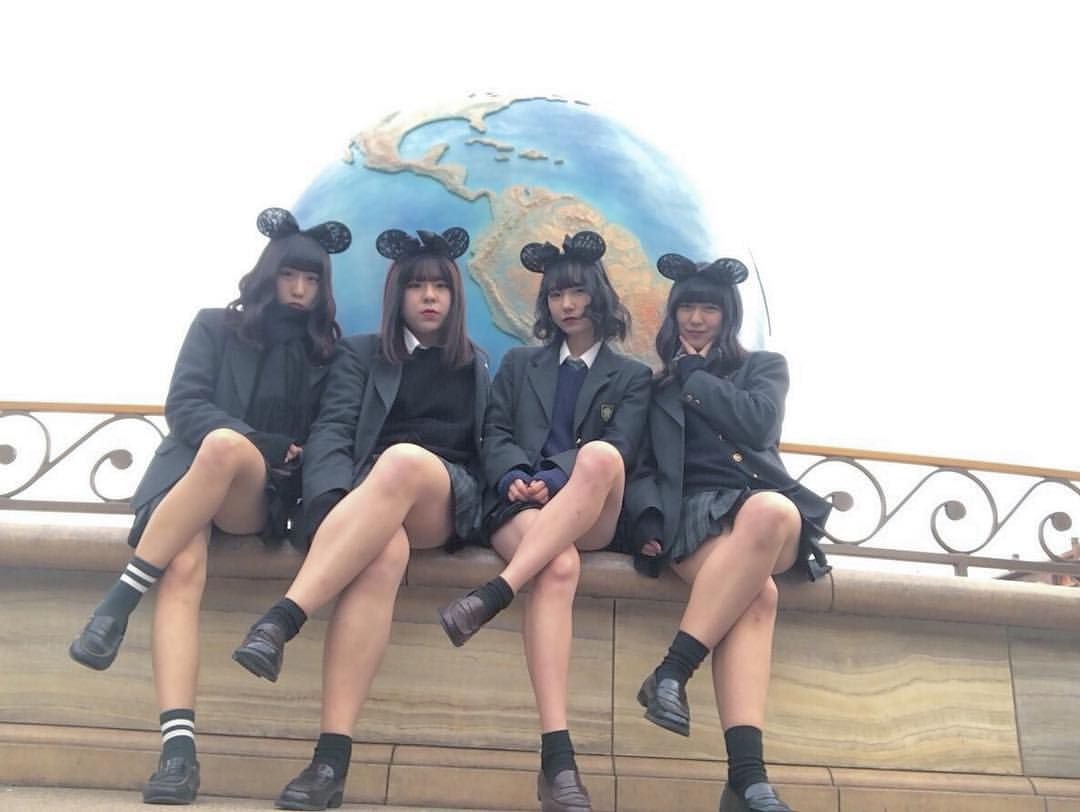 【画像】このディズニーに良く居るパンツ見えそうなミニスカＪＫ達ｗｗｗｗ