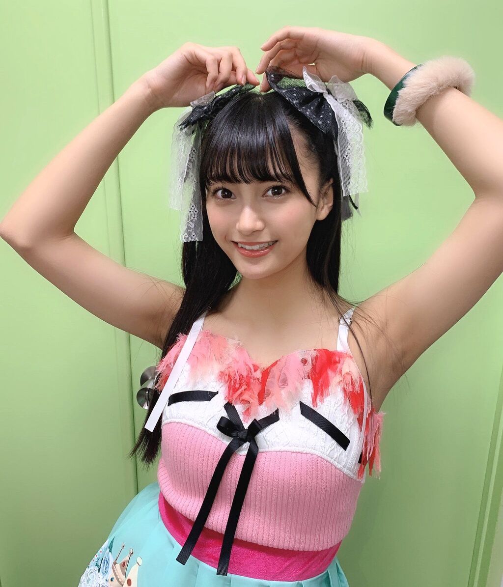 【画像】ＪＫアイドル、スク水で客席ダイブし身体を触られまくるｗｗｗｗ