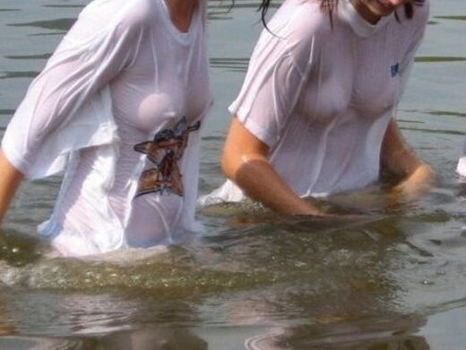 【画像】ノーブラで水遊びをするドスケベまんさんｗｗｗｗｗｗ