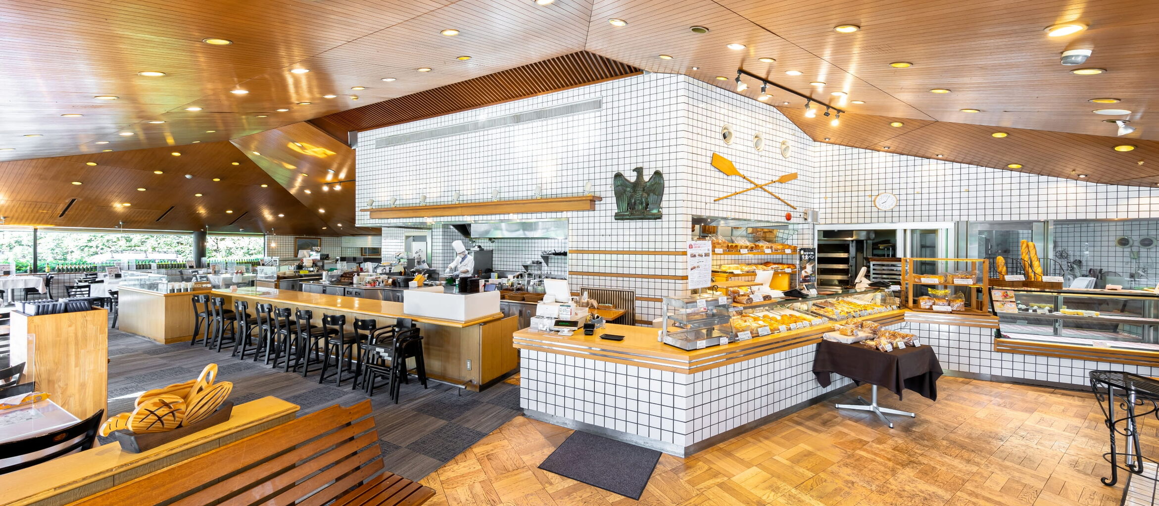 【画像】パンの神戸屋さん、女性店員の制服がスケベすぎると話題にwww