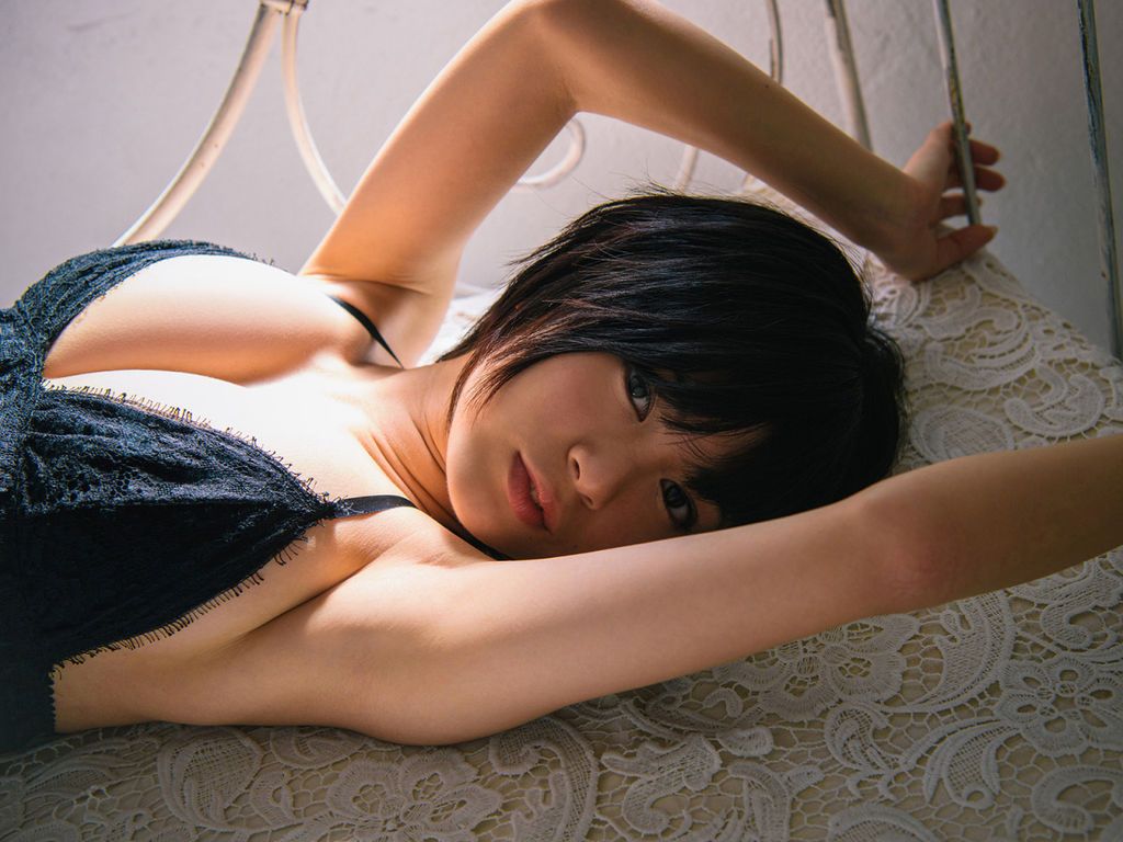 画像 仰向けに寝た巨乳女の大迫力お乳ｗｗｗｗ えちえち速報