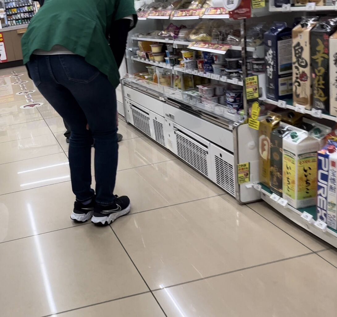 【画像】爆乳すぎるコンビニ店員さんがありえなさすぎるレベルｗｗｗ