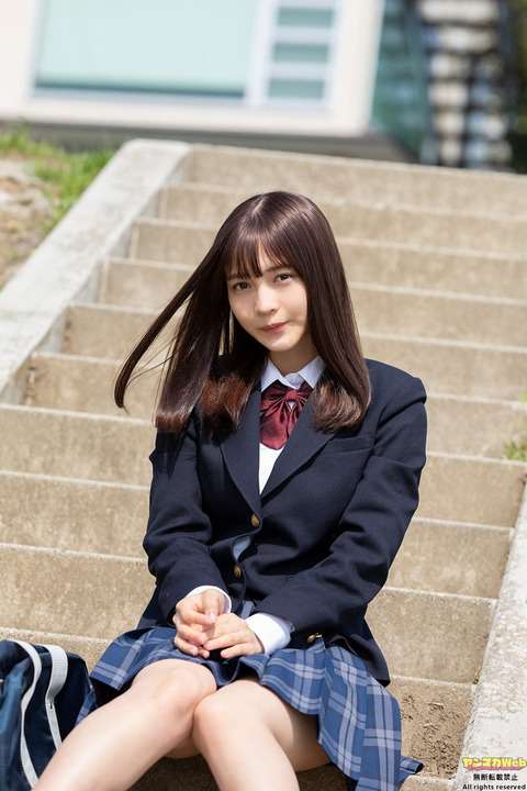 【悲報】ＪＫさん、ハグはイケメン専用でおっさんは拒否するｗｗｗ