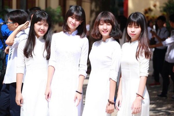 【画像】 ベトナムの女学生、大雨で下着がスケスケｗｗｗｗ