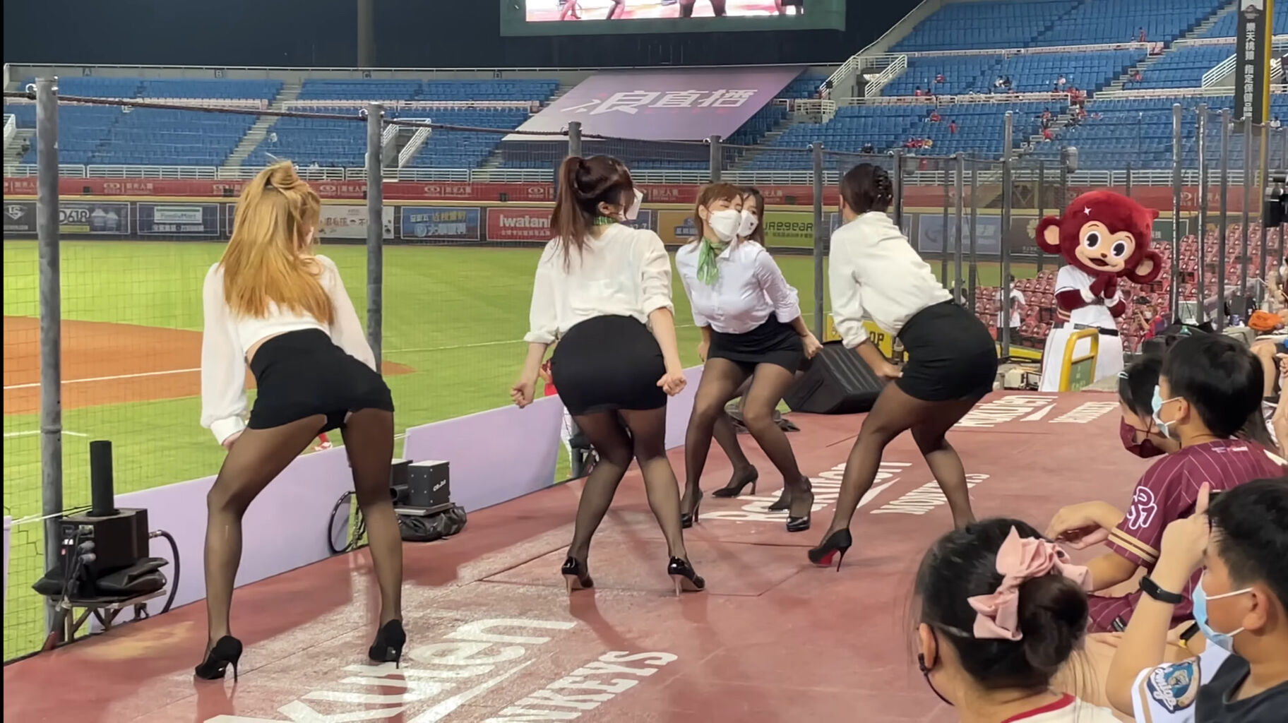 【画像】 台湾チアさん、お尻を突き出しパ○チラしてしまうｗｗｗ