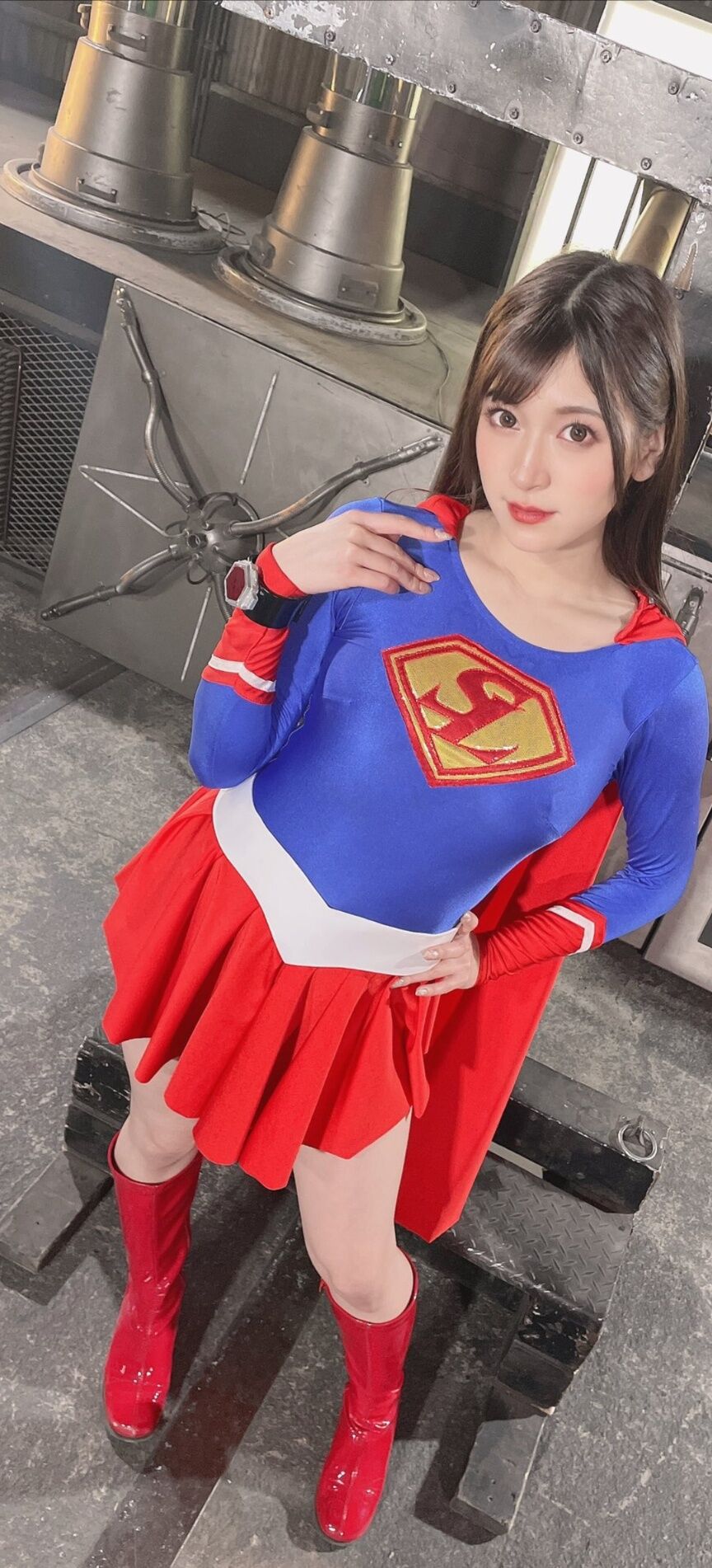 【画像】 このスーパーマン系コス、美人が着るとヤバすぎる…