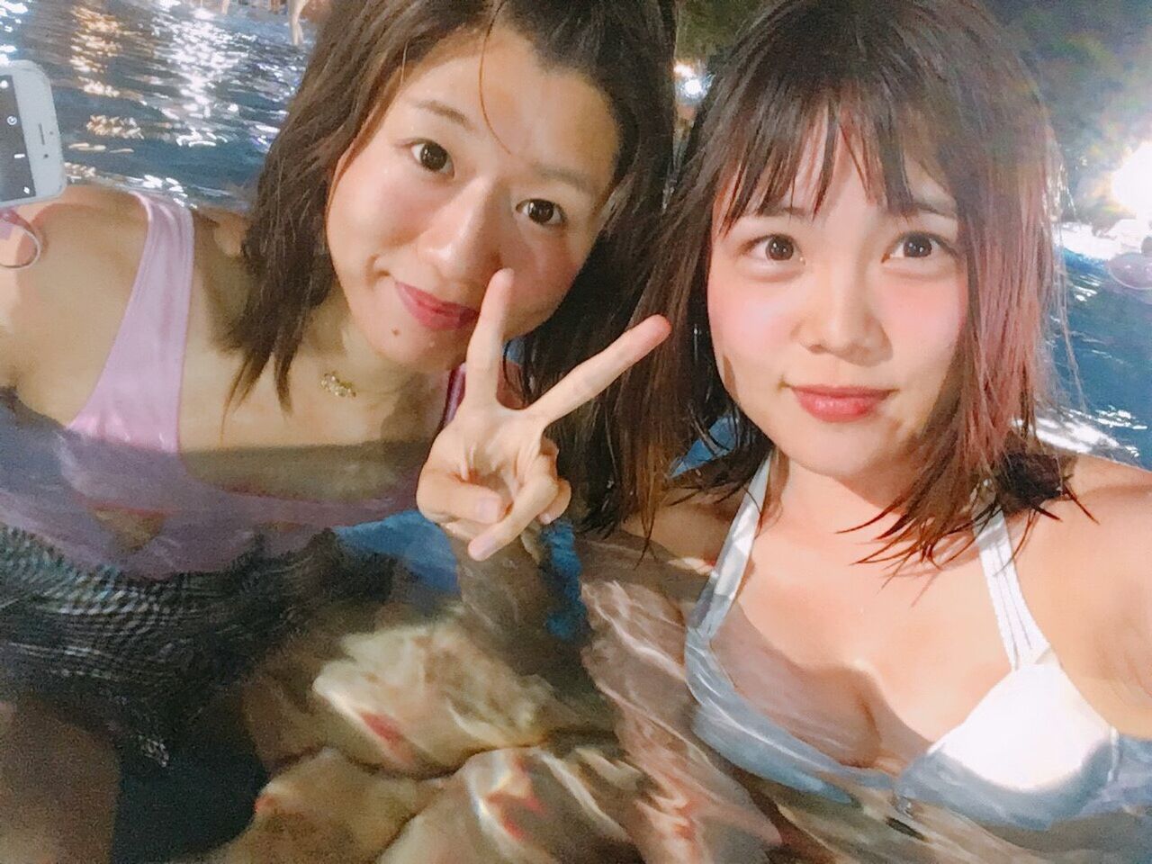 【画像】 ＪＫ（１７）さん、Ｔシャツでプールに入るも身体に張り付いて大事な所が丸見えにｗｗｗｗｗ