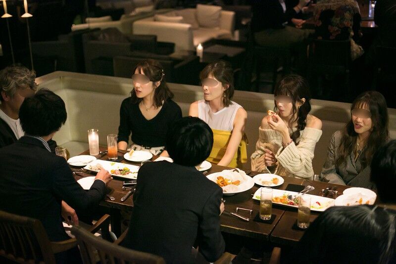 【画像】 谷間モリモリの合コン女子さん、これはエ□い!