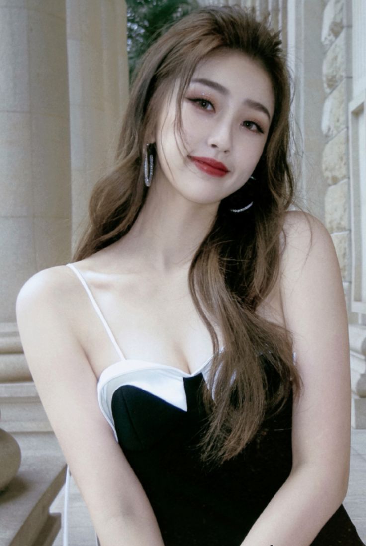 【画像】 中国さん、こんなエチエチ女が街を歩いてる模様・・・