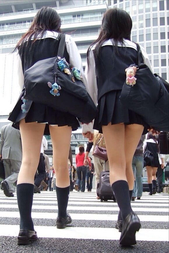 【悲報】まんさん、ミニスカＪＫのパンツを次々と盗撮するも捕まってしまうｗｗｗ