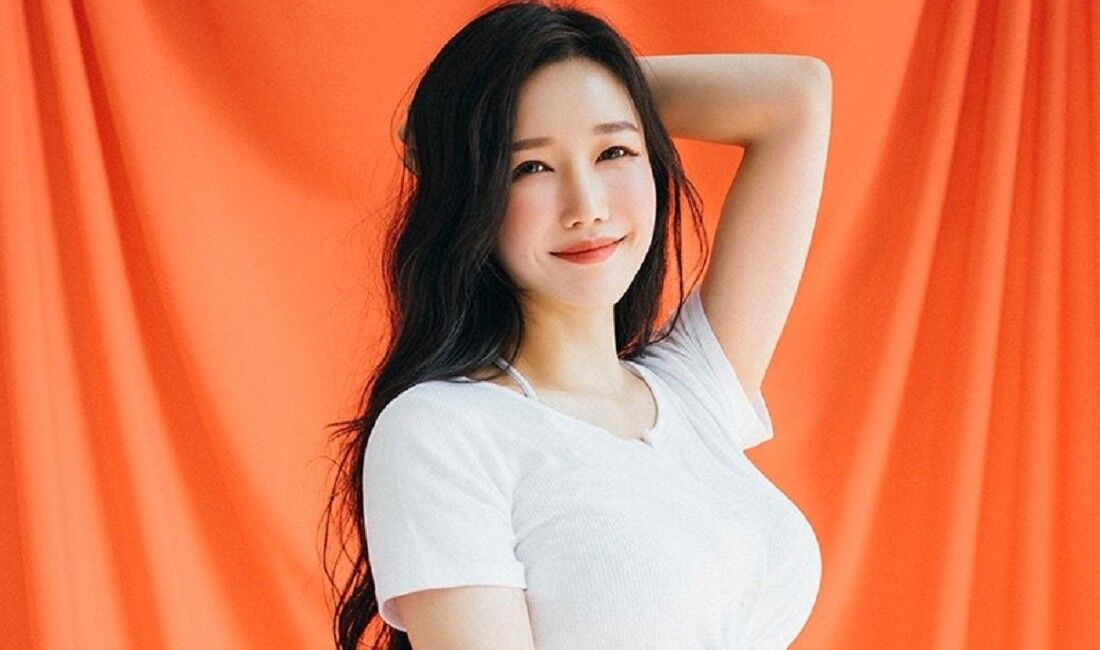 【画像】 ヤリ○ンさん、カラオケでパンツ丸出しにしてしまうwwww