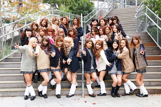 【画像】ギャルＪＫさん、子供部屋でとんでもない太ももを披露してしまうｗｗｗ