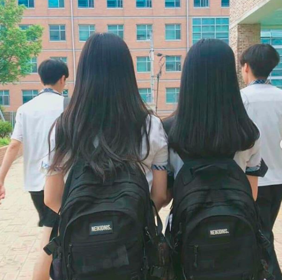 【画像】ノーブラでリュック背負う女子、エチエチすぎｗｗｗｗｗ ｗ ｗ ｗ
