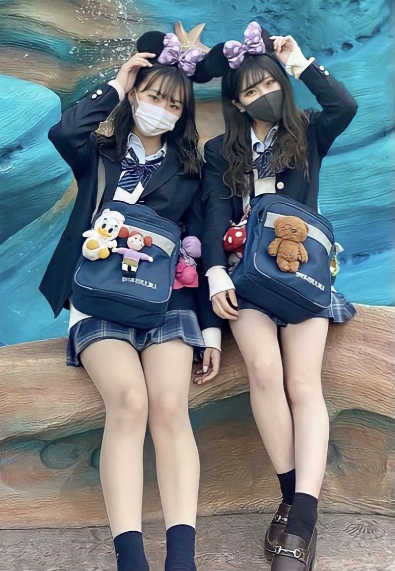 【画像】 ギャル女子高生がパ○チラ！？