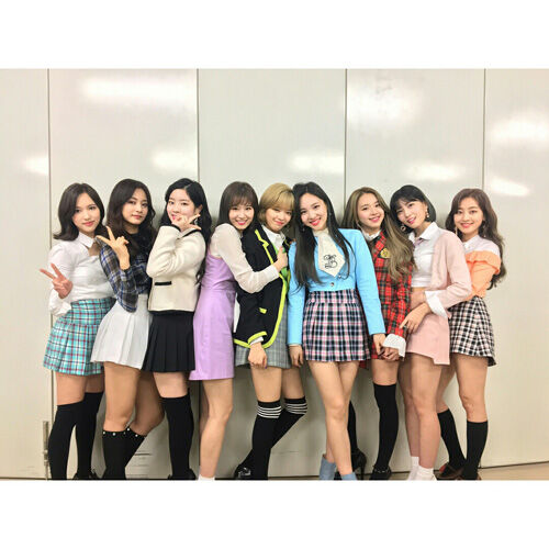 【画像】アイドル凄い格好でサイン会wwwwwwwwww