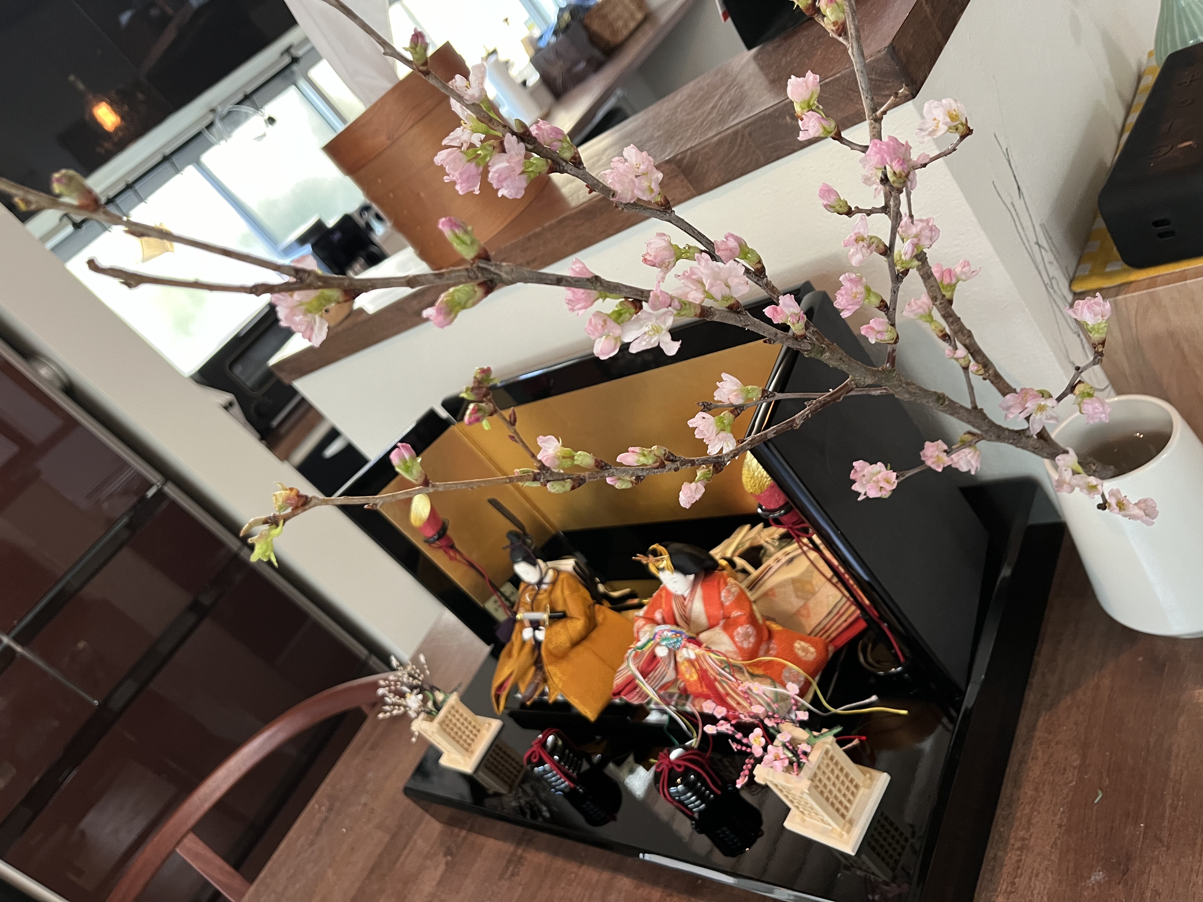 我が家のお雛様。小さなリビングに合わせて購入したお気に入りの