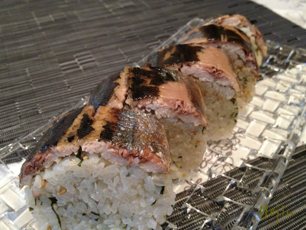 初物 焼き秋刀魚寿司 に韓国のお惣菜を2つ 添えて イェジンさんち 예진의 엄마 손 初物 焼き秋刀魚寿司 に韓国のお惣菜を2つ 添えて イェジンさんち 예진의 엄마 손