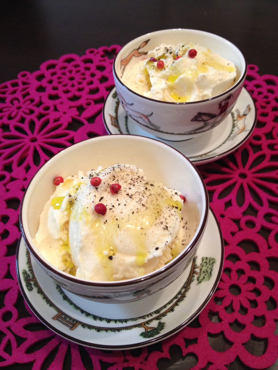 バニラアイスにオリーブオイルとダブルペッパー スパイス大使 イェジンさんち 예진의 엄마 손