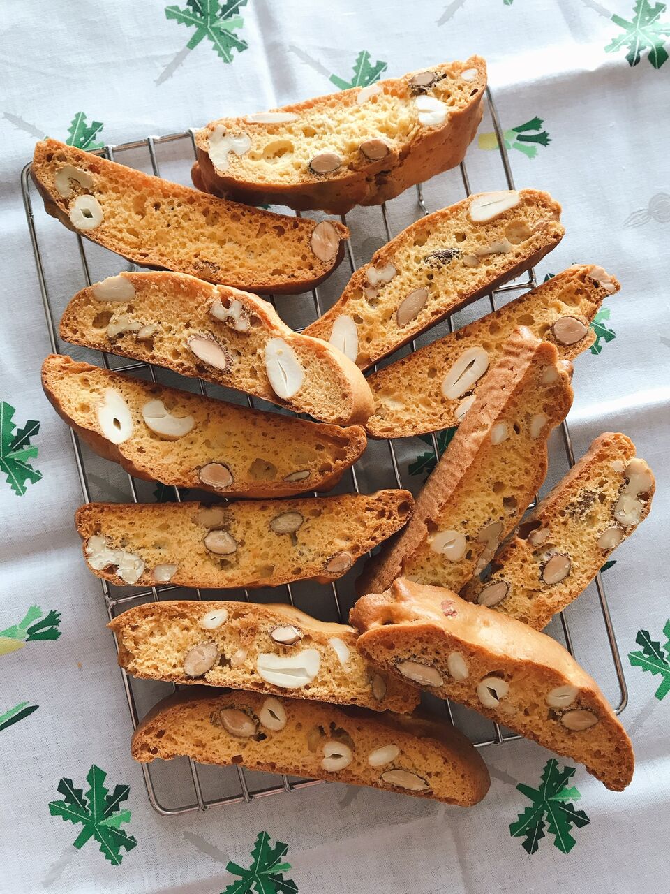 ホットケーキミックスで簡単に作りおきも ざくざくナッツのビスコッティ イェジンさんち 예진의 엄마 손