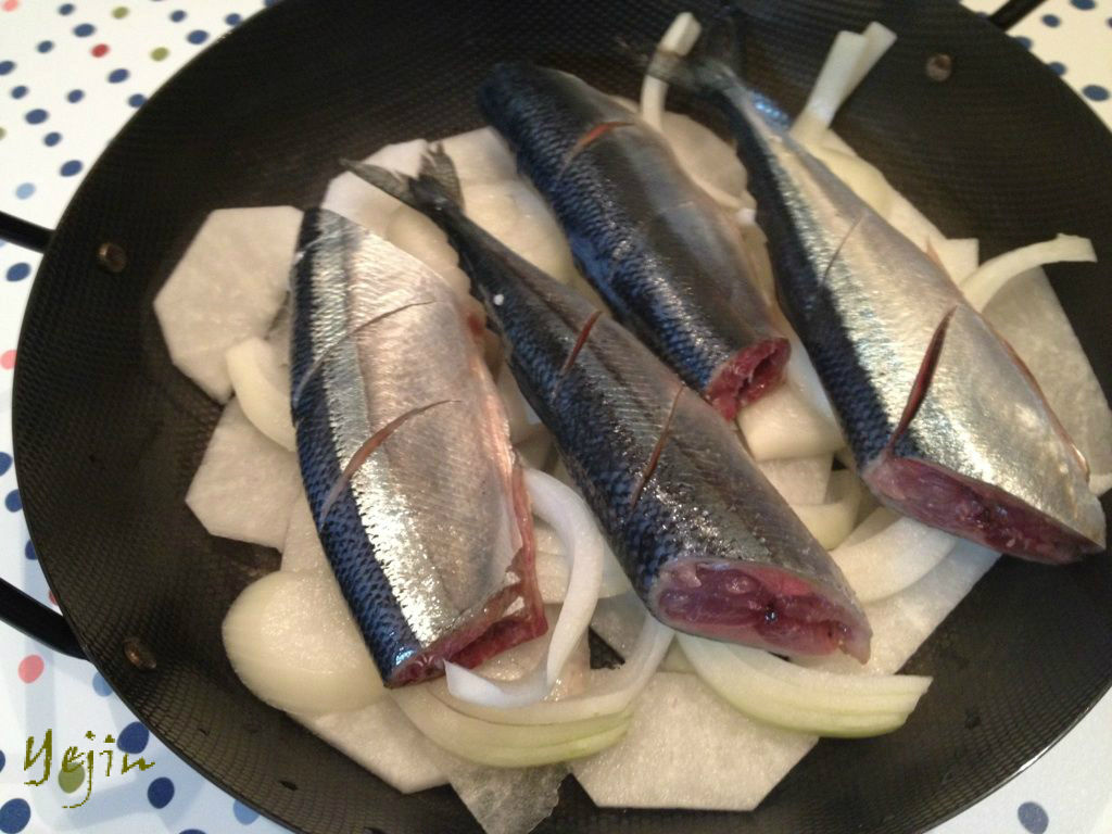 韓国の定番魚料理 秋刀魚のコチュジャン煮込み イェジンさんち 예진의 엄마 손