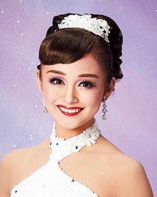 宝塚 星組大劇場公演で今回星組デビューの次期トップ娘役の舞空瞳が注目されているようです 花の道でホットにまったりと