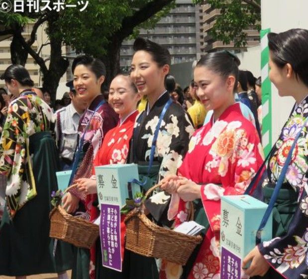 宝塚 すみれ募金で松岡恵さんにファン殺到 花の道でホットにまったりと 宝塚 すみれ募金で松岡恵さんにファン殺到 花の道でホットにまったりと
