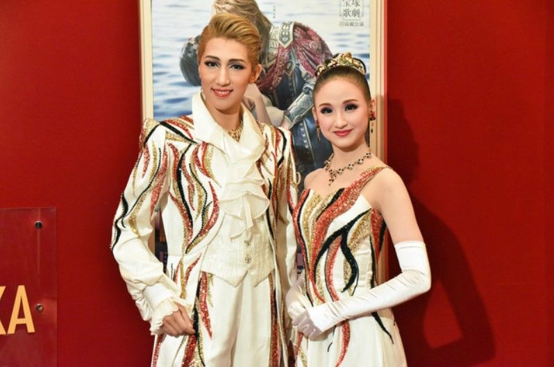 宝塚 宙組 まかまど似合っているのかいないのか 芹香斗亜と美園さくらはそっくりさん 花の道でホットにまったりと