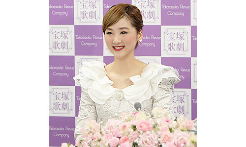 宝塚 月組トップ娘役美園さくら 退団会見が行われました 花の道でホットにまったりと