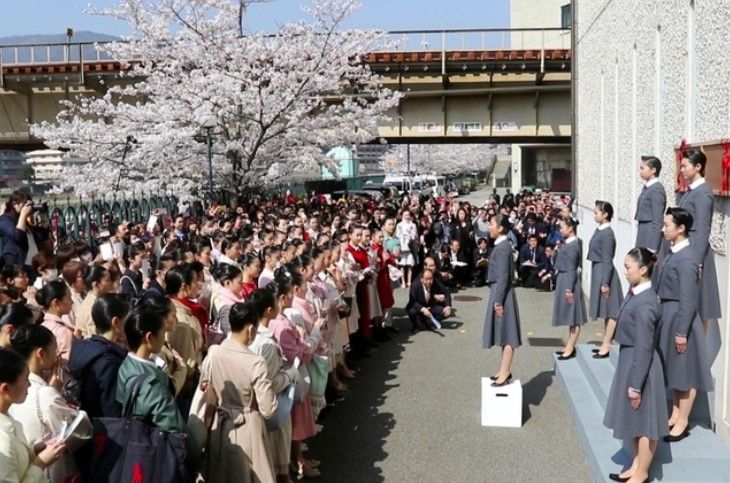 宝塚 昨日宝塚音楽学校の合格発表でした 花の道でホットにまったりと 宝塚 昨日宝塚音楽学校の合格発表でした 花の道でホットにまったりと