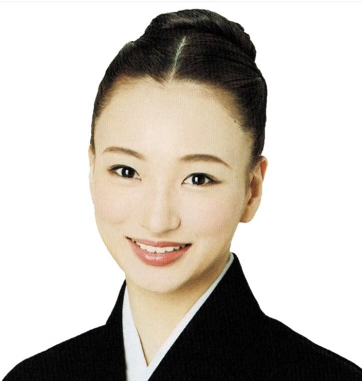 宝塚 花組トップ娘役 華優希 退団会見のお知らせ 花の道でホットにまったりと 宝塚 花組トップ娘役 華優希 退団会見のお知らせ 花の道でホットにまったりと