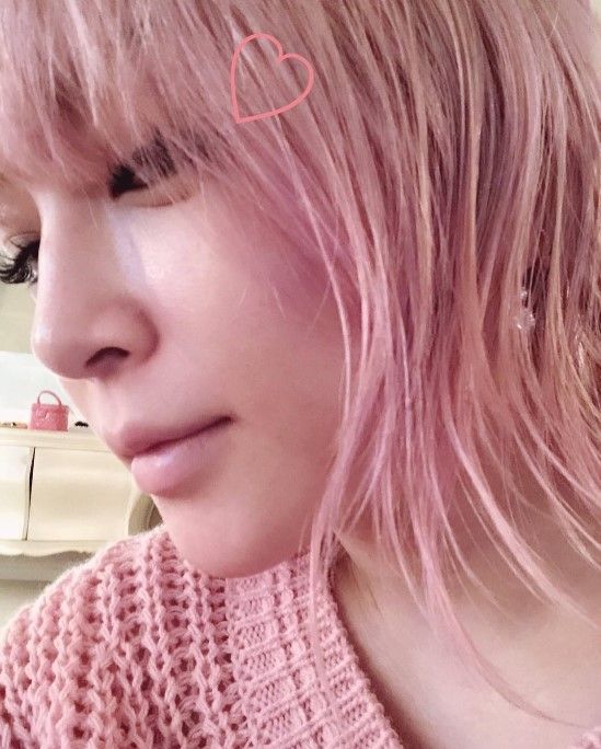 芸能 浜崎あゆみピンク髪になった写真にネットで批判殺到 花の道でホットにまったりと