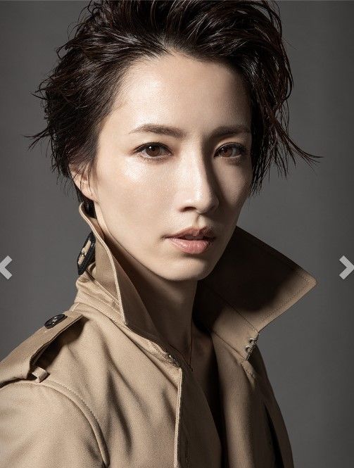 宝塚 元雪組トップスター早霧せいなが事務所所属を報告 花の道でホットにまったりと